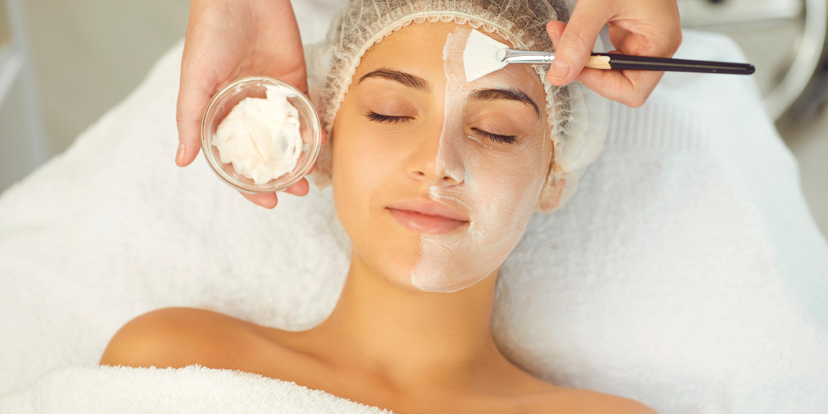 Pourquoi faire un masque hydratant avant d’aller dormir ?