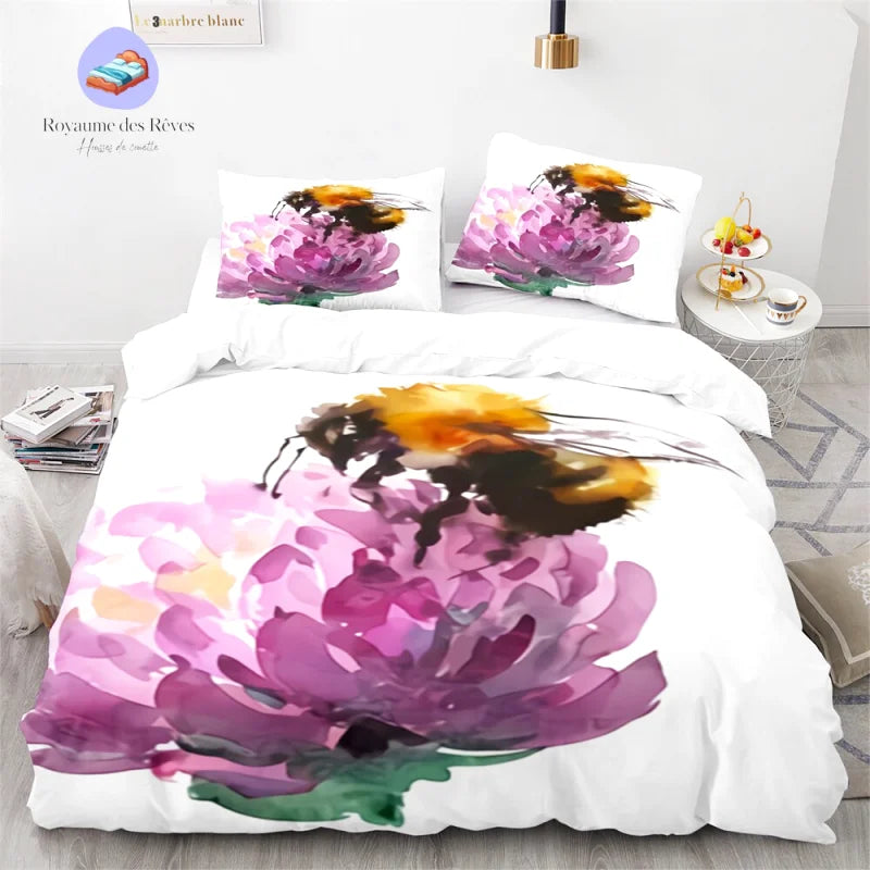 Copripiumino con ape in cerca di cibo