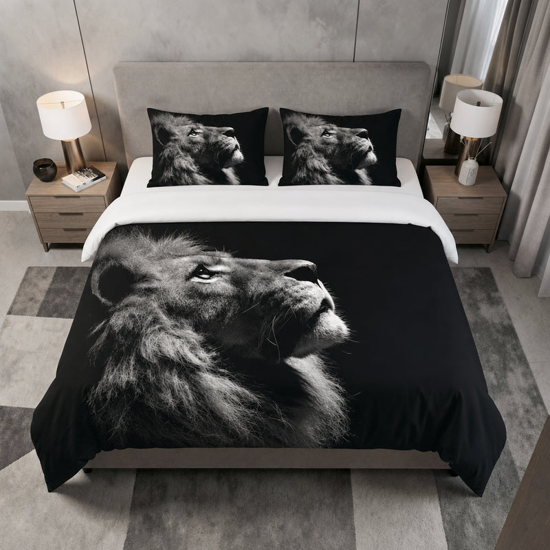 Housse de couette Lion, portrait de lion en noir et blanc de profil vers le haut