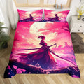 Housse de couette femme samouraï avec katana devant la lune, tons rose et violet