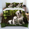 Housse de couette bouledogues anglais blancs et noirs dans un jardin