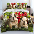 Housse de couette deux chiots bouledogue anglais dans l'herbe fleurie