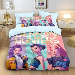 Housse de couette Demon Hunters en triptyque mauve, turquoise et rose au logo doré